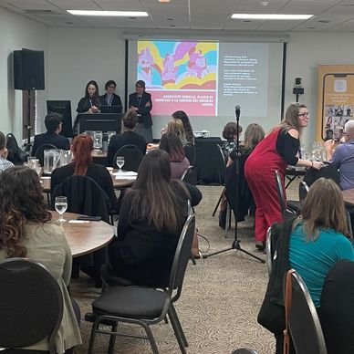 Photo de la salle NOLU durant le Colloque annuel de l'OPSQ avec présentatrices à l'avant de la salle