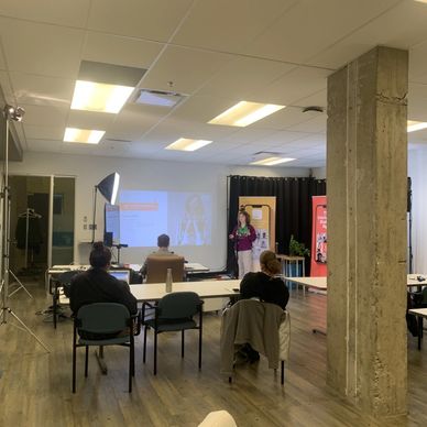 La formatrice Srah Filion s'adresse aux participants et participantes en classe et en virtuel.