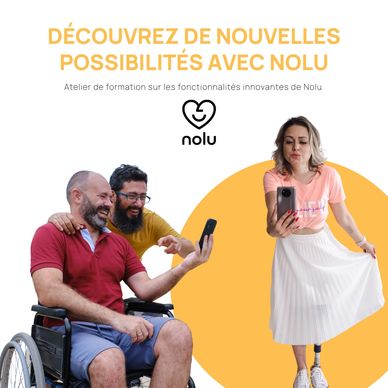 Un homme portant une barbe avec un grand sourire regarde son téléphone cellulaire avec un ami et une