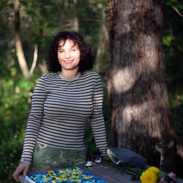 Photo of artists Mel Sozer, outside near a tree