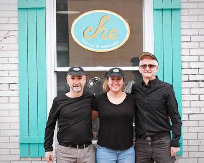 Propriétaires du restaurant Che Churros & Empanadas qui posent pour une photo devant le restaurant