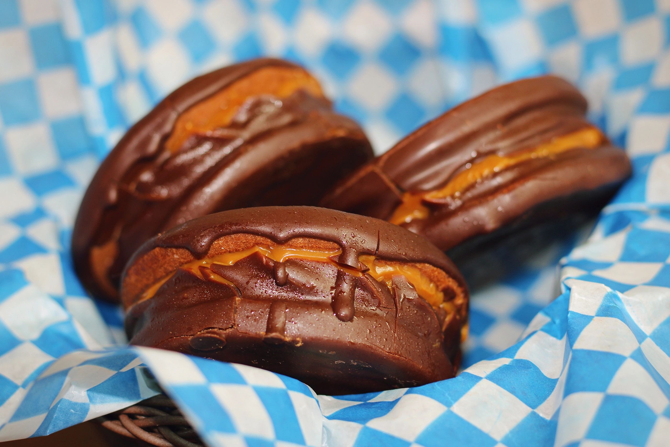 3 alfajor au choco. dessert comme des biscuits avec dulce de leche à l'intérieur enrobés de chocolat