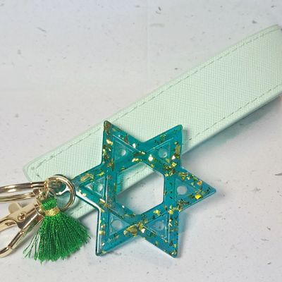 Personalised Resin Key chain, comes with your choice of coloured Wristlet. The perfect gift.