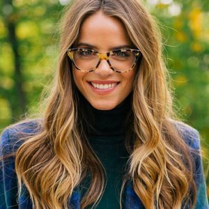 ผู้หญิงวัยทำงานในแว่นสายตา ในขณะเดินเล่นในสวนสาธารณะ