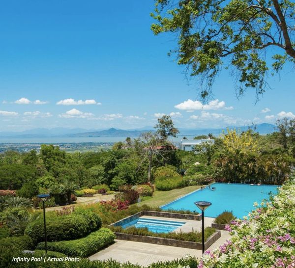 Pool with views on the background