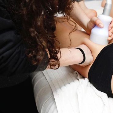 Cryoskin Cryoslimming uses cold therapy to remove fat from those stubborn areas without surgery.