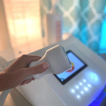 Cryoskin is a non-surgical therapy that uses cold to remove fat and tone stubborn skin areas.