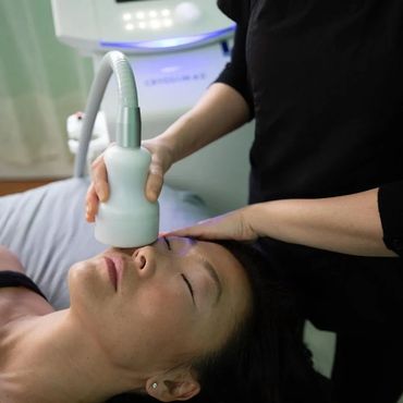 Cryoskin Cryofacials use cold to lift and tighten the skin, giving it a toned and youthful glow.