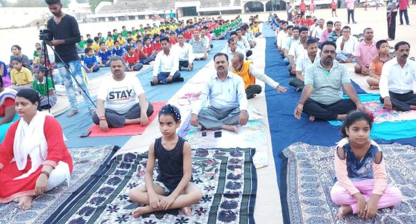 International yoga day 2019 at S.K.S STADIUM JAMUI by Swami niranjanananda Yog Kendra jamui msyoga