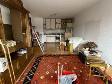 Wohnung im Unigebiet Kaiserslautern mit alter Küche und Tapete vor Entrümpelung und Entkernung