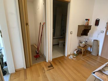 Badeingang und Abstellkammer vom Flur aus vor der Entkernung und dem Abbruch der Zwischenwand