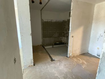 Geöffneter Wanddurchbruch zwischen Bad & Abstellraum nach dem fachgerechten Abbruch der Zwischenwand