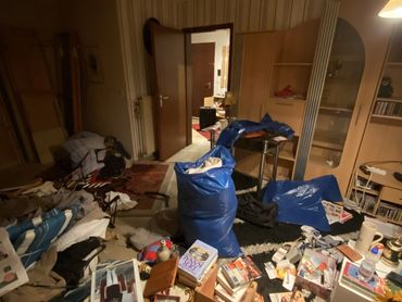 Stark vollgestellte Messie-Wohnung in Kaiserslautern vor der Entrümpelung durch Sauber-weg