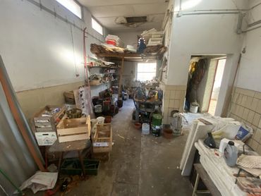 Vollgestellte Werkstatt in KL-Morlautern mit Kartons, Sperrmüll, Holz, Werkzeug vor der Entrümpelung
