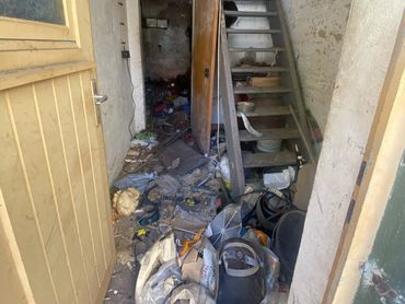tark vermüllter Hauseingang eines Messie-Hauses in Neuhemsbach vor der Entrümpelung