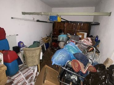 Bis oben mit Gerümpel vollgestellte Garage am Betzenberg in Kaiserslautern vor der Entrümpelung