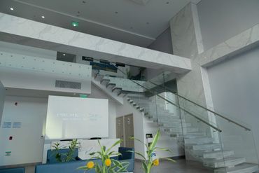 Relaxing and stylish waiting area at Plastic Surgery Colombia