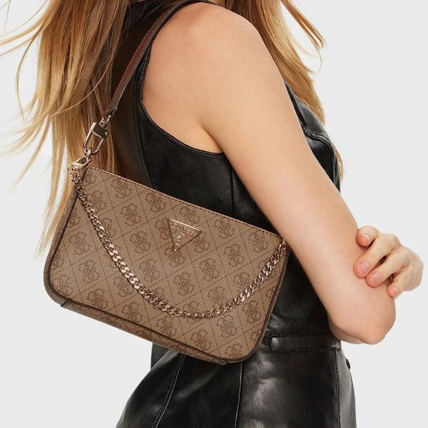 çanta giymiş bir kadın