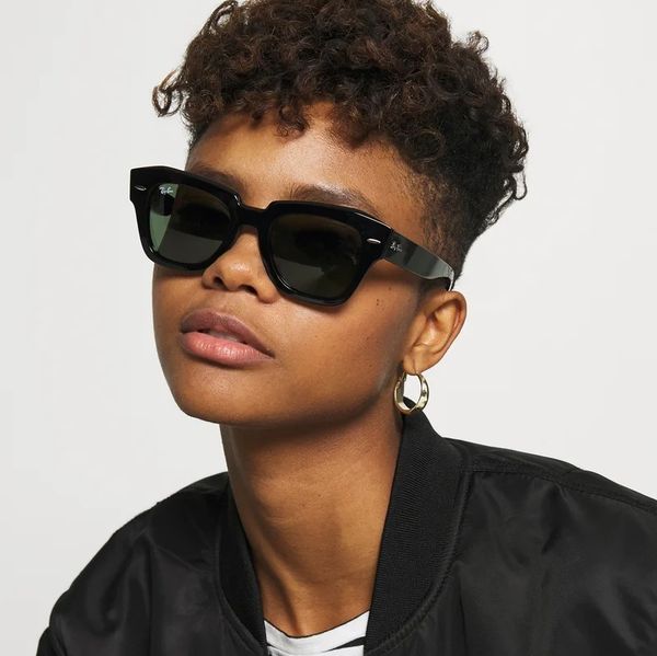 gözlük takmış kadın