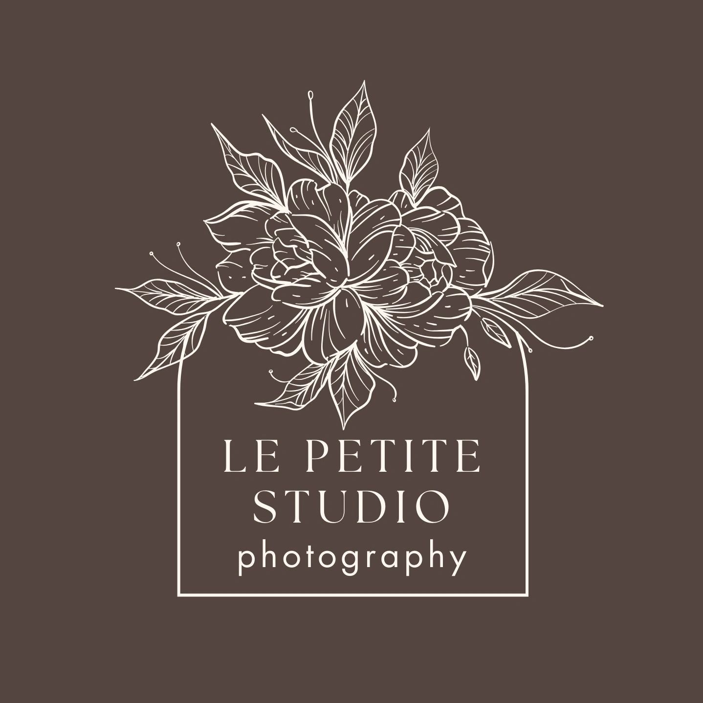 Elegant floral logo for Le Petite Studio photography.