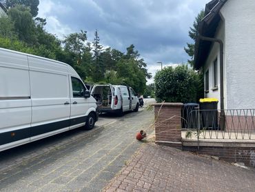 Zwei Sauber-weg-Transporter beim Beladen während einer Entrümpelung am Benjarück in Kaiserslautern