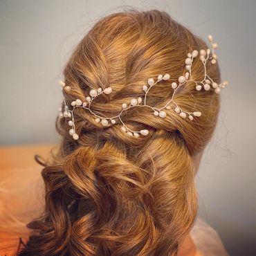 Freshwater pearl hairvine with varying size pearls