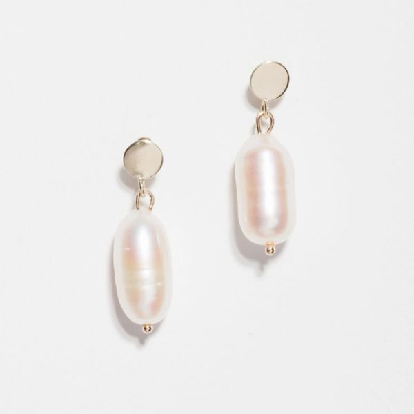 A pair of pearl earrings with white background