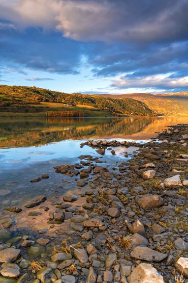 Der norwegische Herbst spiegelt sich im Wasser