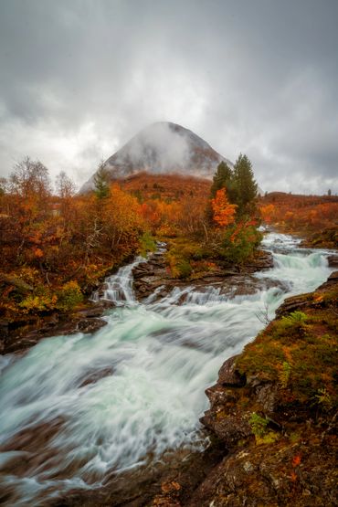 Reißender Fluss im Herbst in einem Nationalpark in Norwegen