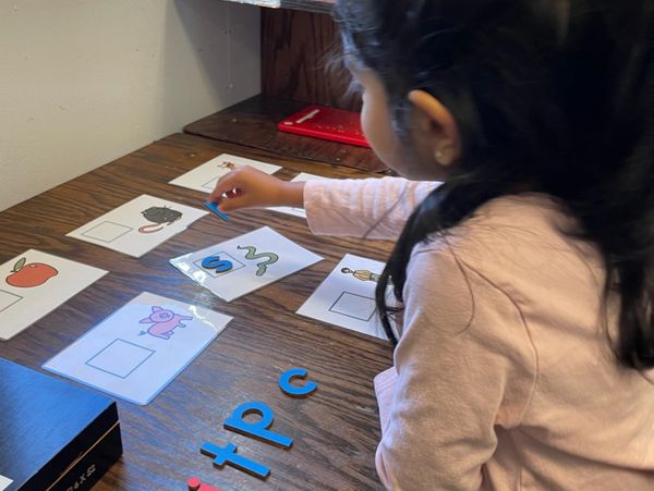 A girl identifying the objects playing game