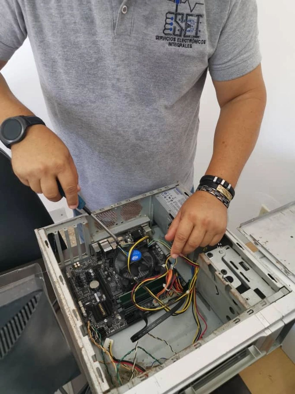 <alt> taller de reparacion de computadoras equipos electronicos cardenas matanzas cuba</alt>