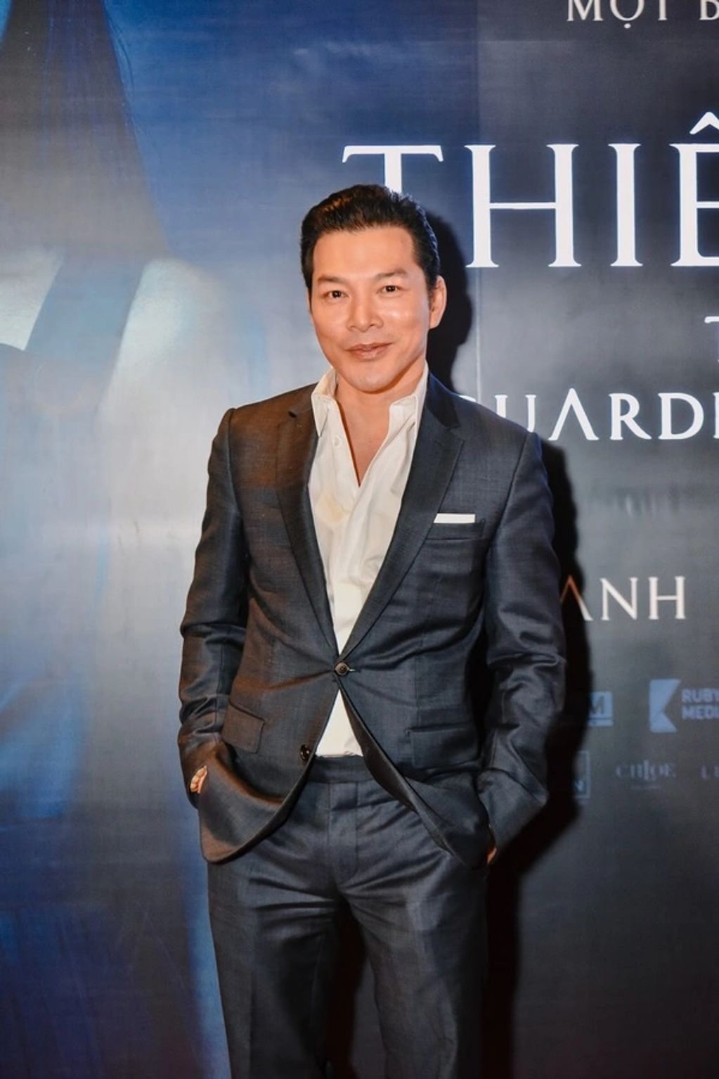 Trần Bảo Sơn lẻ loi trên thảm đỏ sự kiện.