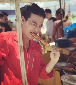 Ăn thịt nướng và nhím biển tại hòn đảo nổi