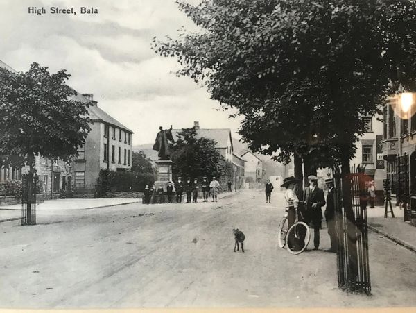 Picture of the Bala high street in the 19th century