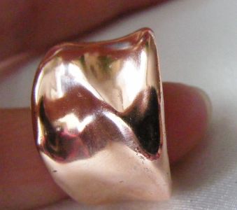 9ct Solid rose gold carved ring. Undulating smooth surface, fully hallmarked
