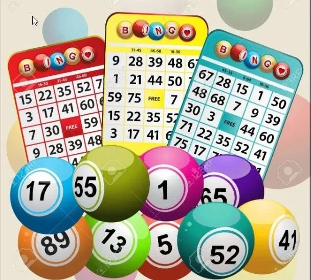 Colorful bingo cards and numbered balls for a game.