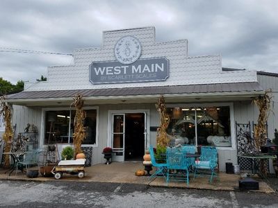 West Main by Scarlett Scales
West Main Antiques
Franklin, Tennessee Antiques