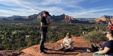 Groupe d'amis profitant d'une vue panoramique en montagne.
