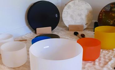 Plusieurs instruments sont utilisés pour faire vibrer le corps physique et émotionnel.