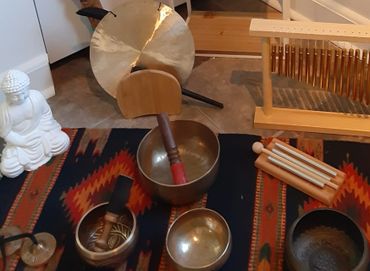 Les bols tibétains, carillons et gongs utilisés pour un Soin sonore énergétique