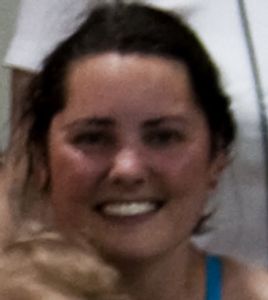 Portrait flou d'une femme souriante.
