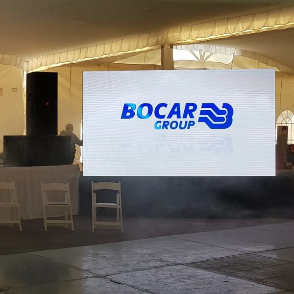 escenario para músicos listo para iniciar evento con pantalla led con el logotipo de la empresa