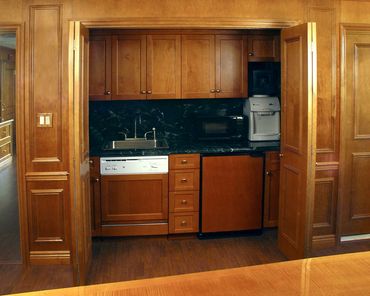 Item: CTC012 – Maple Traditional style with applied moldings.