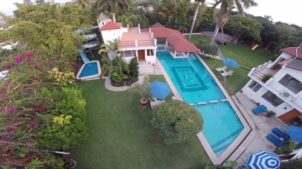 Casa para 60 personas en Cuernavaca 3 albercas caldera y tobogán de 3 pisos 10 habitaciones tirolesa