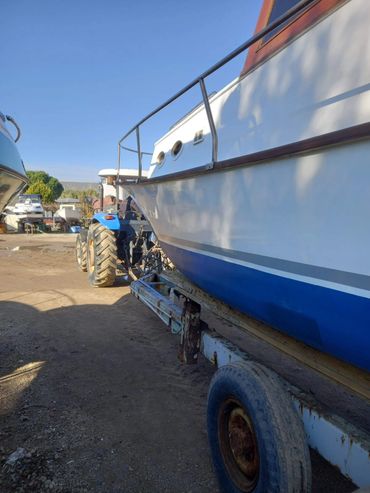 Yeni boyanmis bir tekne eski foca tekne boya