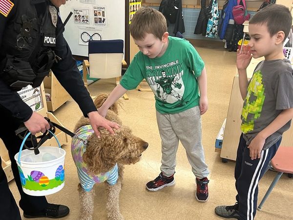 Photo of Remy with Officer Parish and students at Ohio Elementary School