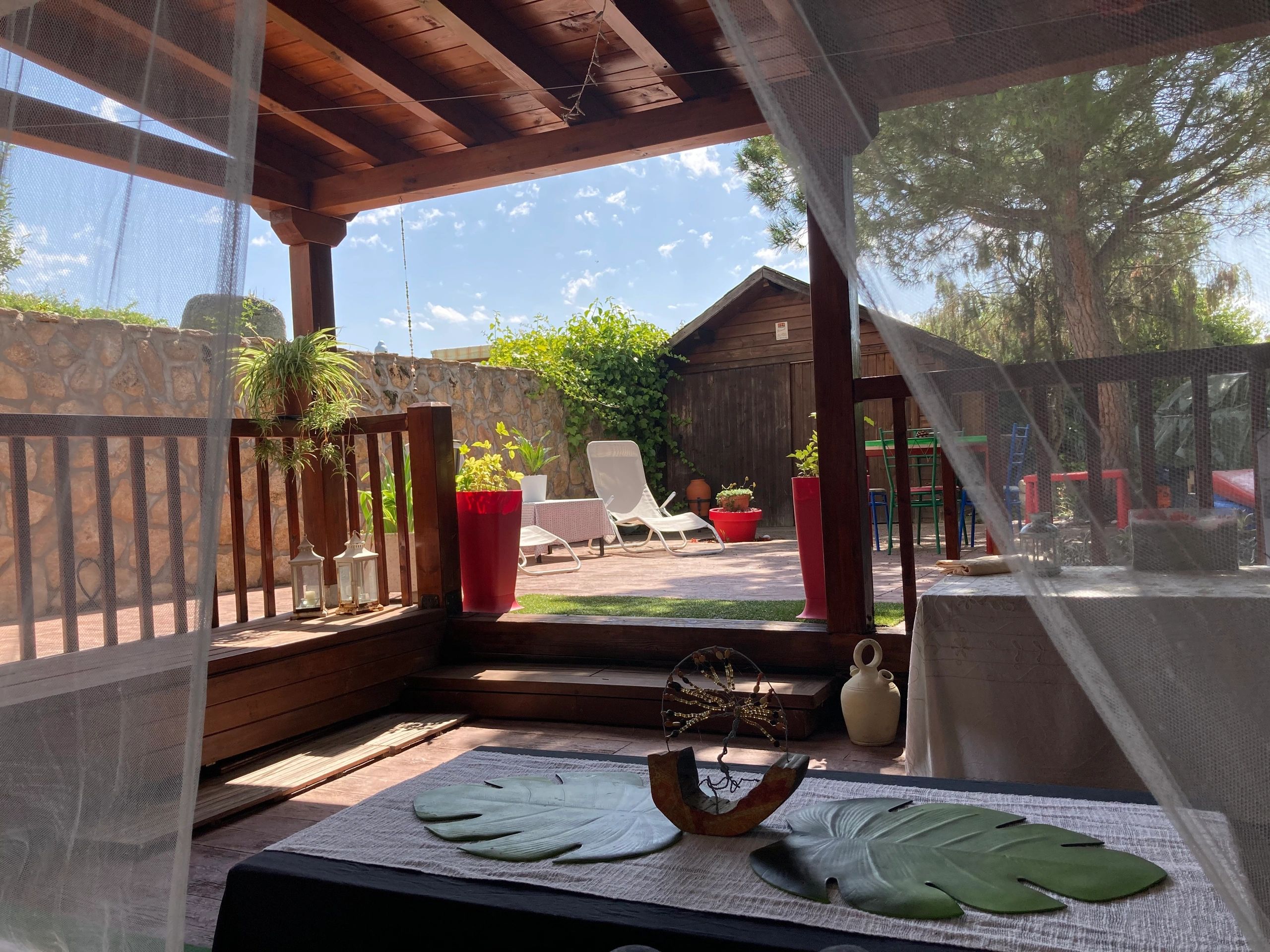 Terraza privada para descansar después de los tratamientos en silencio.