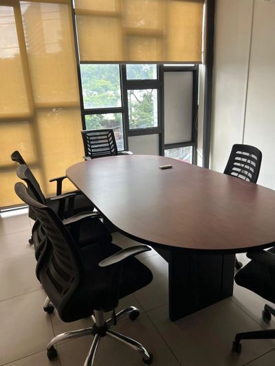 Sala de reuniones corporativa limpia y acondicionada para operación empresarial en El Salvador.