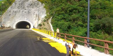 Colocacion de parapeto metalico en puentes. Sinaloa