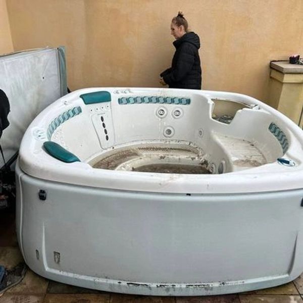 who to call to take away my hot tub
who to call to take away my jacuzzi
who can take away my spa